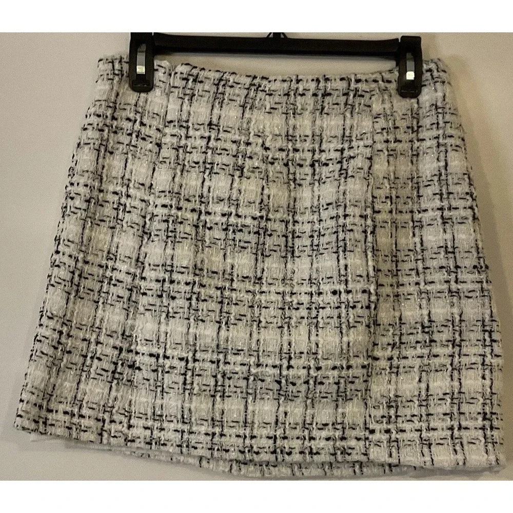 Shein Women's Mini Skirt Size Medium Black And White‎